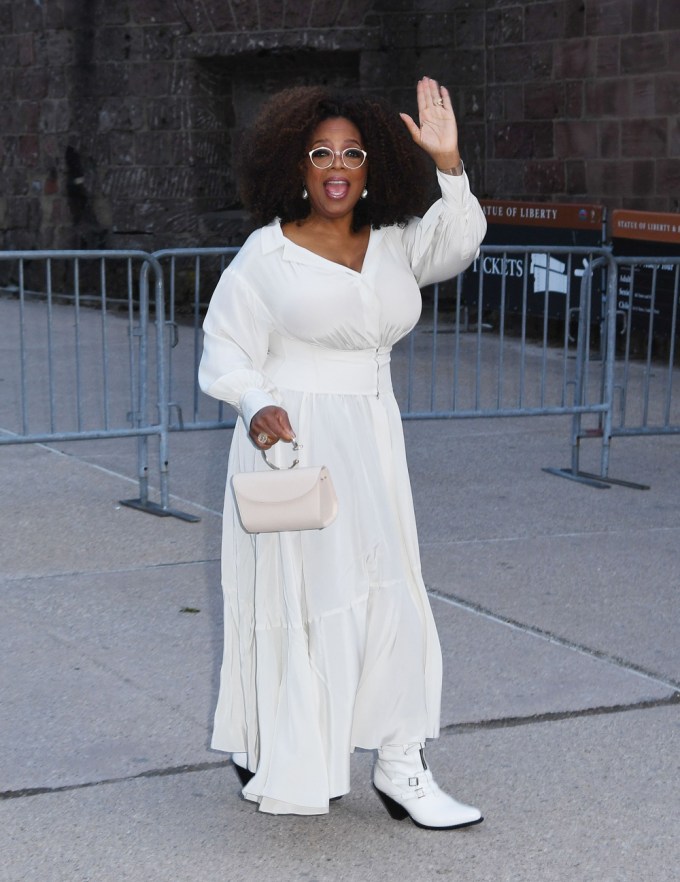 Oprah Winfrey Waves For Photographs In New York