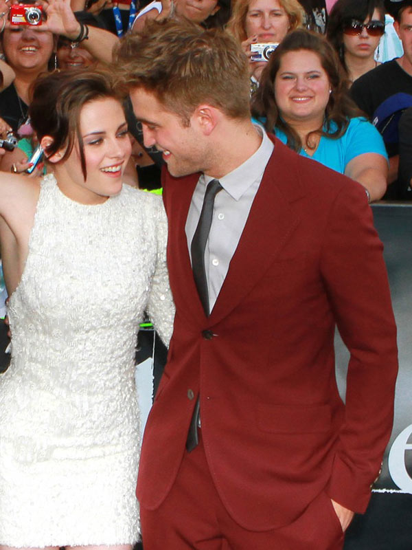Robert Pattinson & Kristen Stewart Look So In Love On Red Carpet
