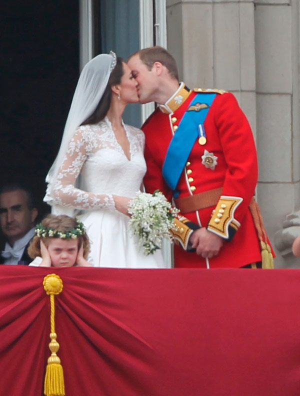 balcony-kiss-royal-wedding