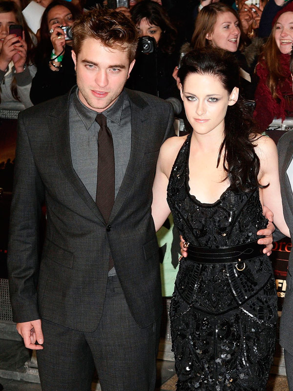 Robert Pattinson & Kristen Stewart Match In Black For Premiere