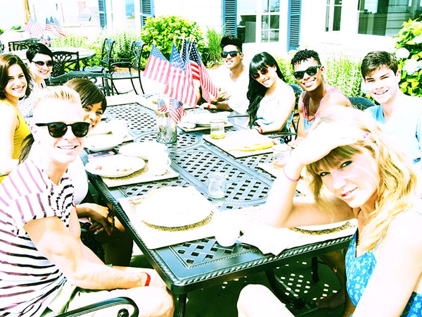 Taylor-Swift-4th-July-Party-30