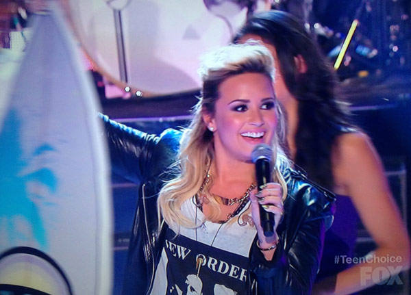 DEmi-Lovato-Teen-Choice-Awards-2013-06
