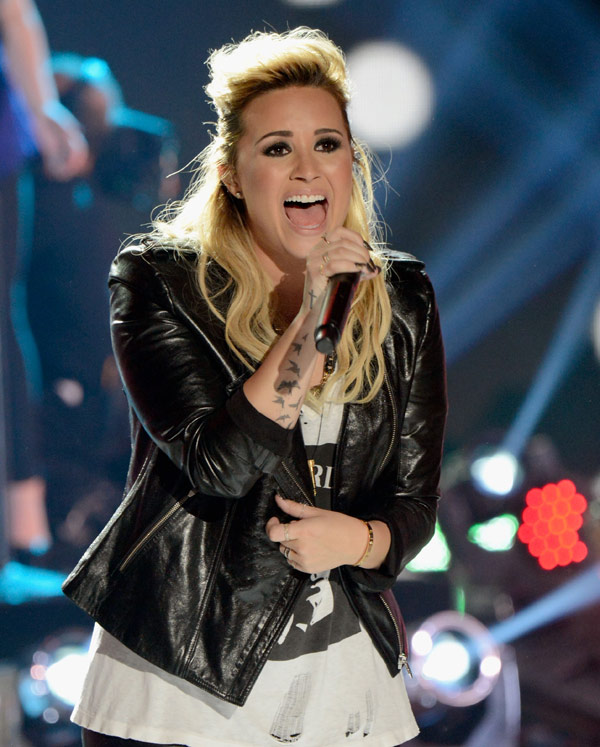 DEmi-Lovato-Teen-Choice-Awards-2013-08