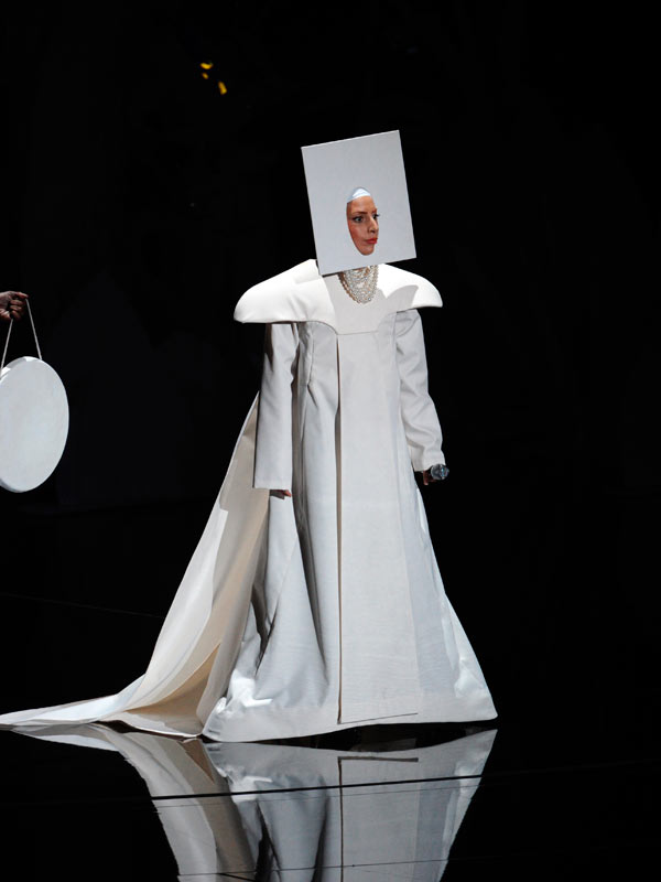 Lady-Gaga-performing-mtv-vmas-2013-AP-02-ftr