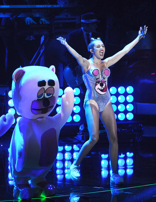 Miley-Cyrus-bear-mtv-vmas-2013
