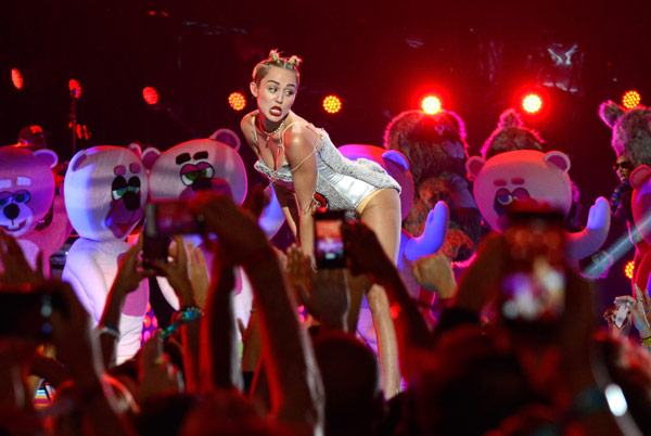 Miley-Cyrus-Perfromance-MTV-VMA-2013-ftr