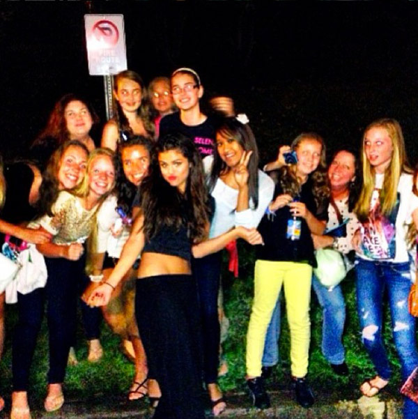 Selena-Gomez-Poses-with-Fans-gallery-1