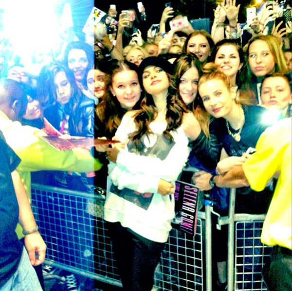 Selena-Gomez-Poses-with-Fans-gallery-10