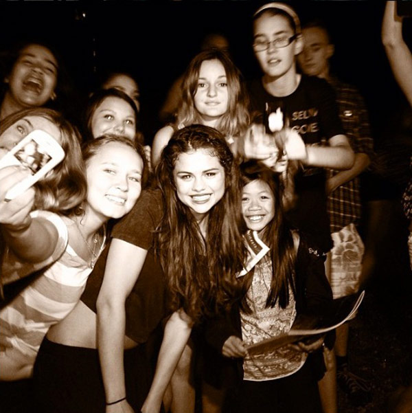 Selena-Gomez-Poses-with-Fans-gallery-6
