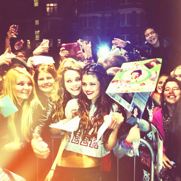 Selena-Gomez-Poses-with-Fans-gallery-8