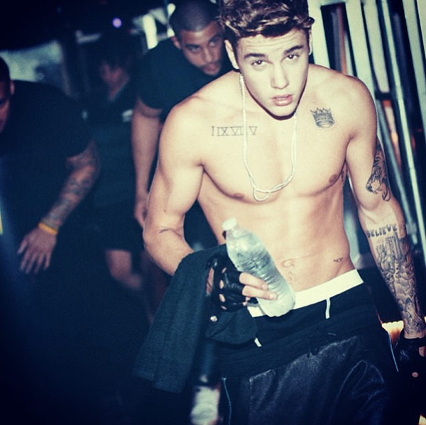 Justin-Bieber-shirtless-July-16