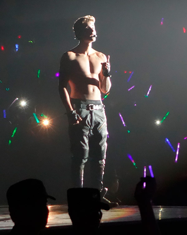 Justin-Bieber-shirtless-Oct-2