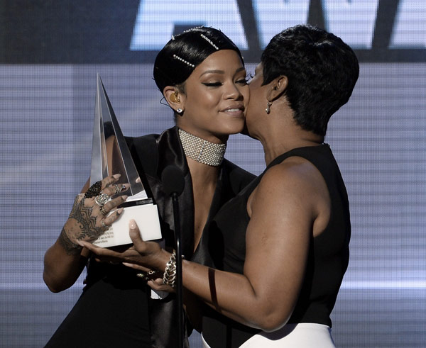 Rihanna-icon-award-2-ama-awards-2013