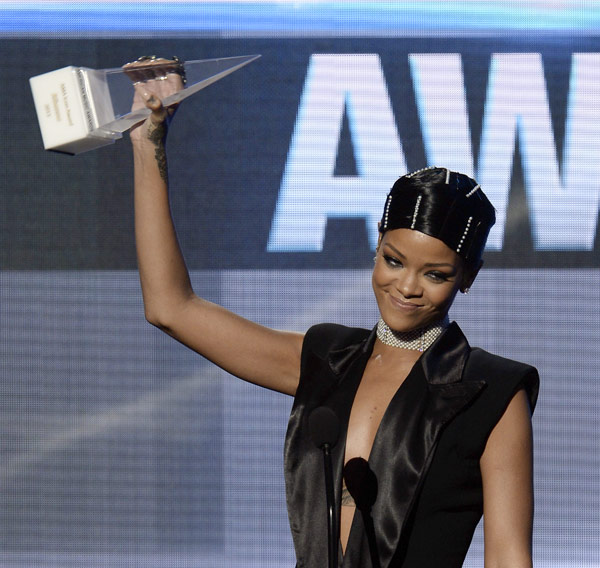 Rihanna-icon-award-ama-awards-2013