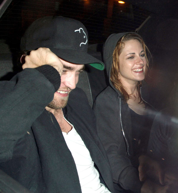 Robert Pattinson & Kristen Stewart Share A Laugh