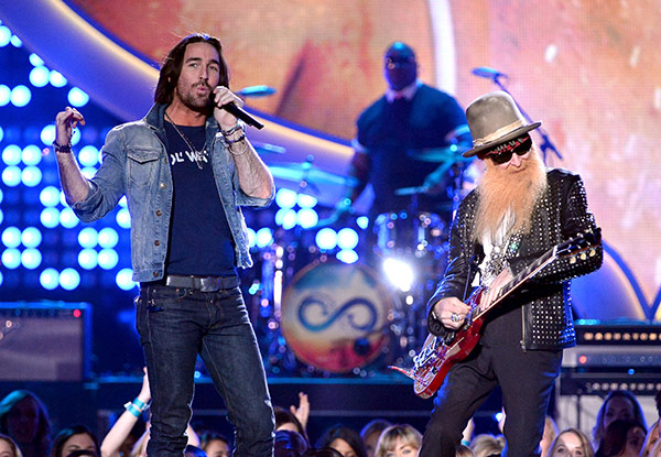 Jake-Owen-and-Billy-Gibbons-ACA-2013-Performance-gty