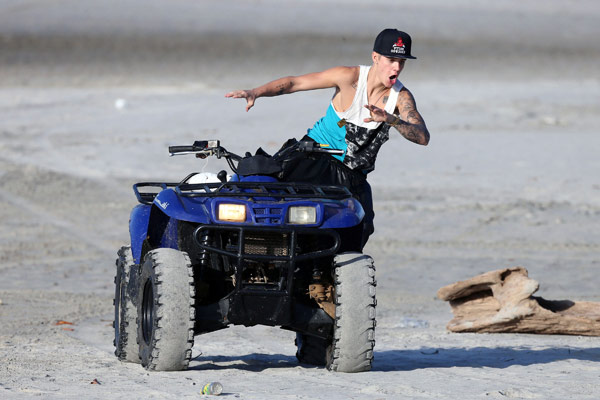 Justin-Bieber-rides-ATV-Panama-1-spl