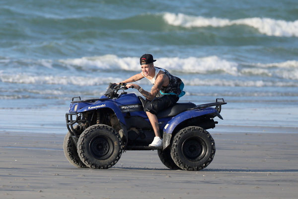 Justin-Bieber-rides-ATV-Panama-2-spl