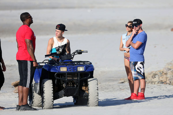 Justin-Bieber-rides-ATV-Panama-4-spl