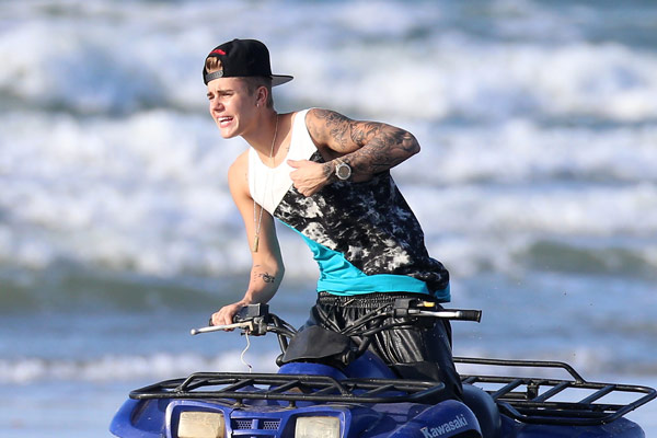 Justin-Bieber-rides-ATV-Panama-8-spl