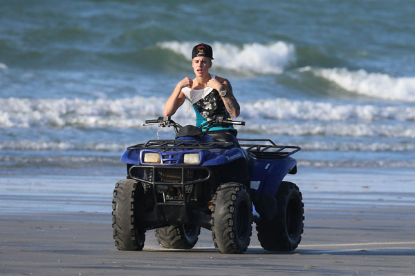 Justin-Bieber-rides-ATV-Panama-9-spl