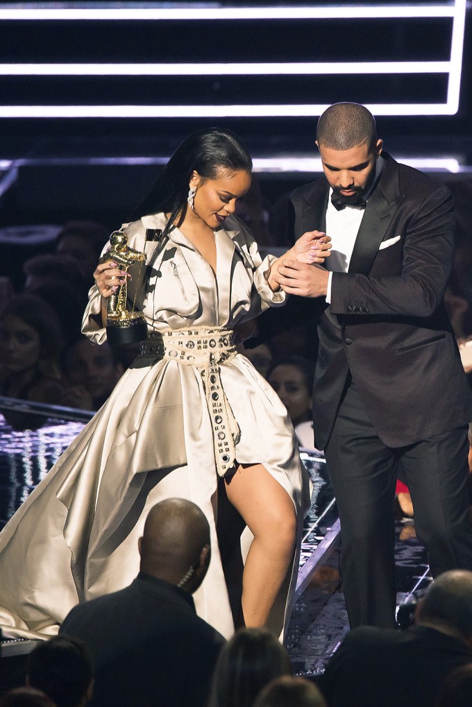 Drake Helps Rihanna Off Stage At The 2016 MTV VMAs