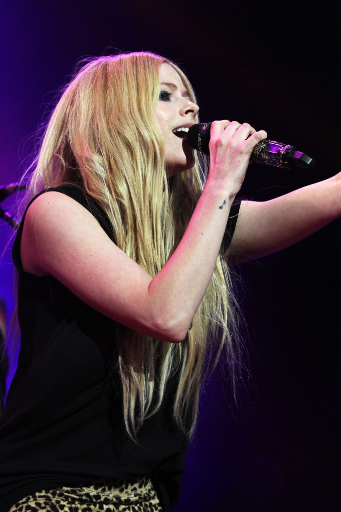 Avril Lavigne Sings Onstage