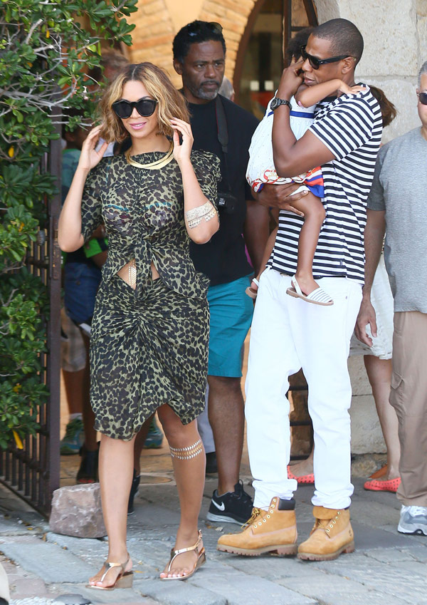 Jay-Z & Beyonce Out With Blue Ivy