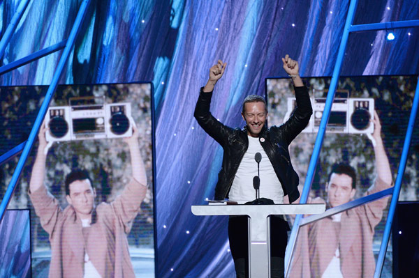 chris-martin-rock-and-roll-hall-of-fame-induction-ceremony-4