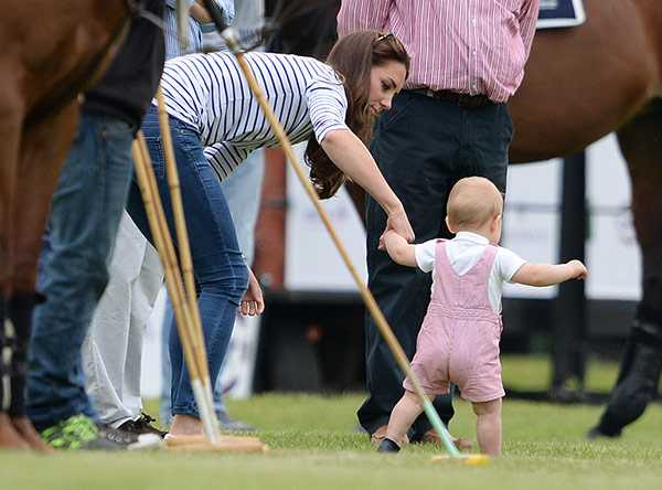prince-george-takes-first-steps-kate-middleton-2