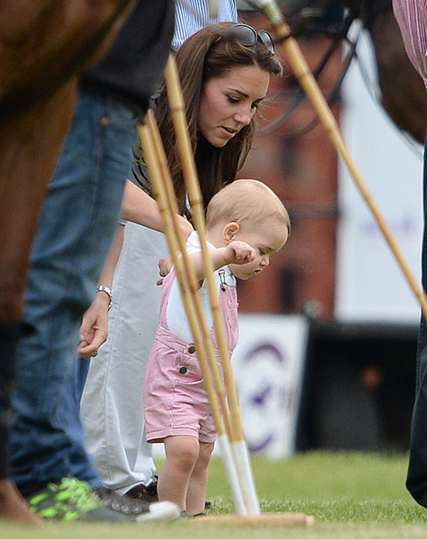 prince-george-takes-first-steps-kate-middleton-3