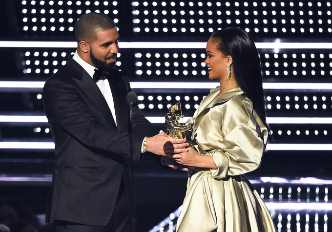 Drake hands an award to Rihanna