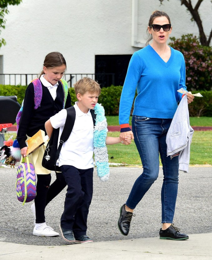 Jennifer Garner Takes The Kids To School