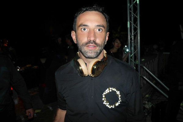 Givenchy-party-gold-headphones-pm-pic