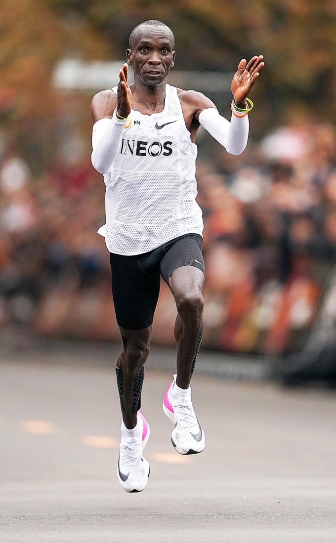 [PICS] Eliud Kipchoge Chicago Marathon Winner Hollywood Life