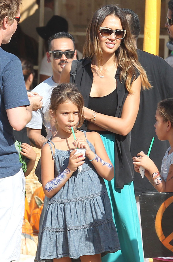Jessica Alba with her daughters at a pumpkin patch