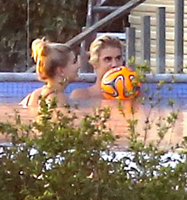 Justin Bieber & Hailey Baldwin in a pool