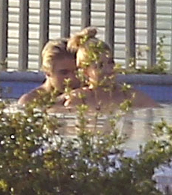 Justin Bieber & Hailey Baldwin have a moment in a pool