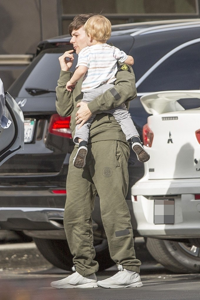 Louis Tomlinson Holding His Son