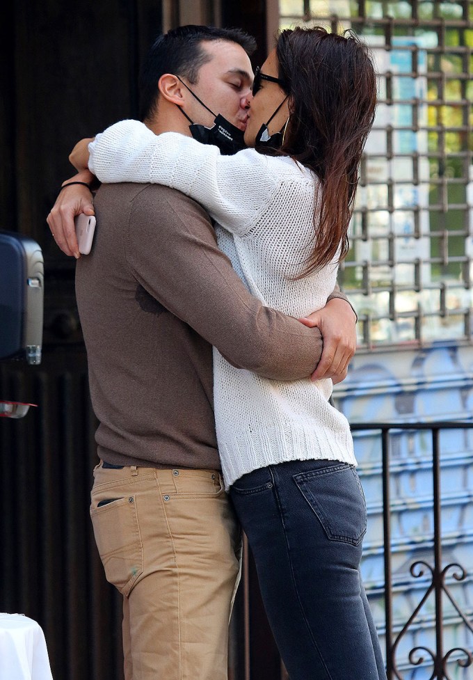Katie Holmes and boyfriend Emilio Vitolo Jr. make out passionately.