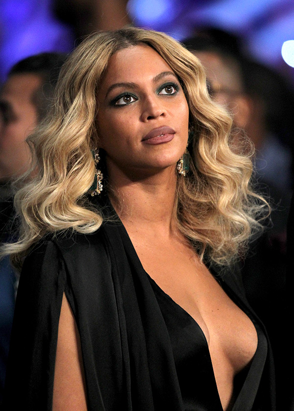 beyonce-very-low-cut-dress-at-boxing-match-cleavage-see-pics-ftr