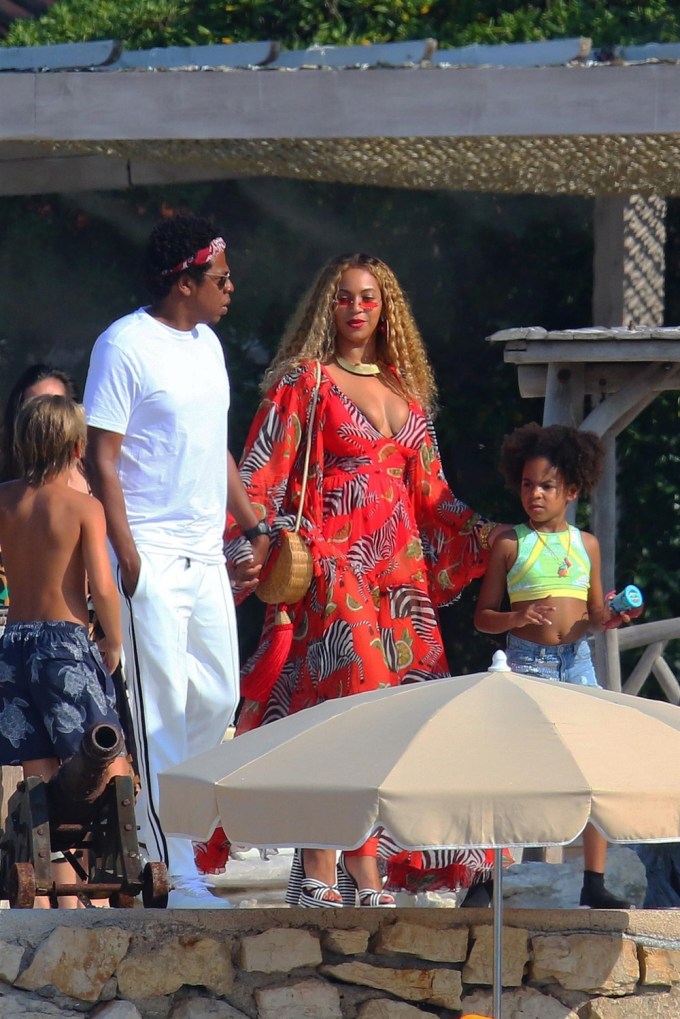 Beyonce & Jay Z Walk Blue Ivy Around Cannes
