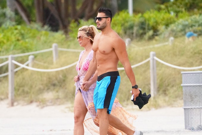 Britney Spears & Sam Asghari walking on the beach