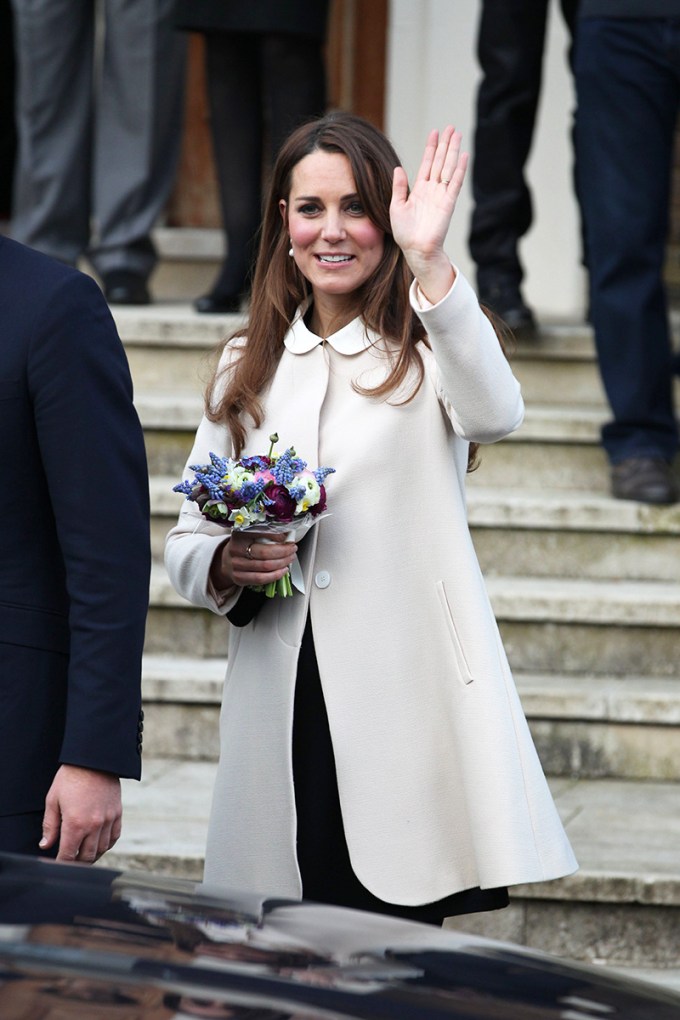 Kate Middleton Covers Baby Bump In Recycled Cream Coat On Kid’s Hospital Visit — Sweet Pics CFMP: Kate Middleton’s Maternity Fashion — Pics
