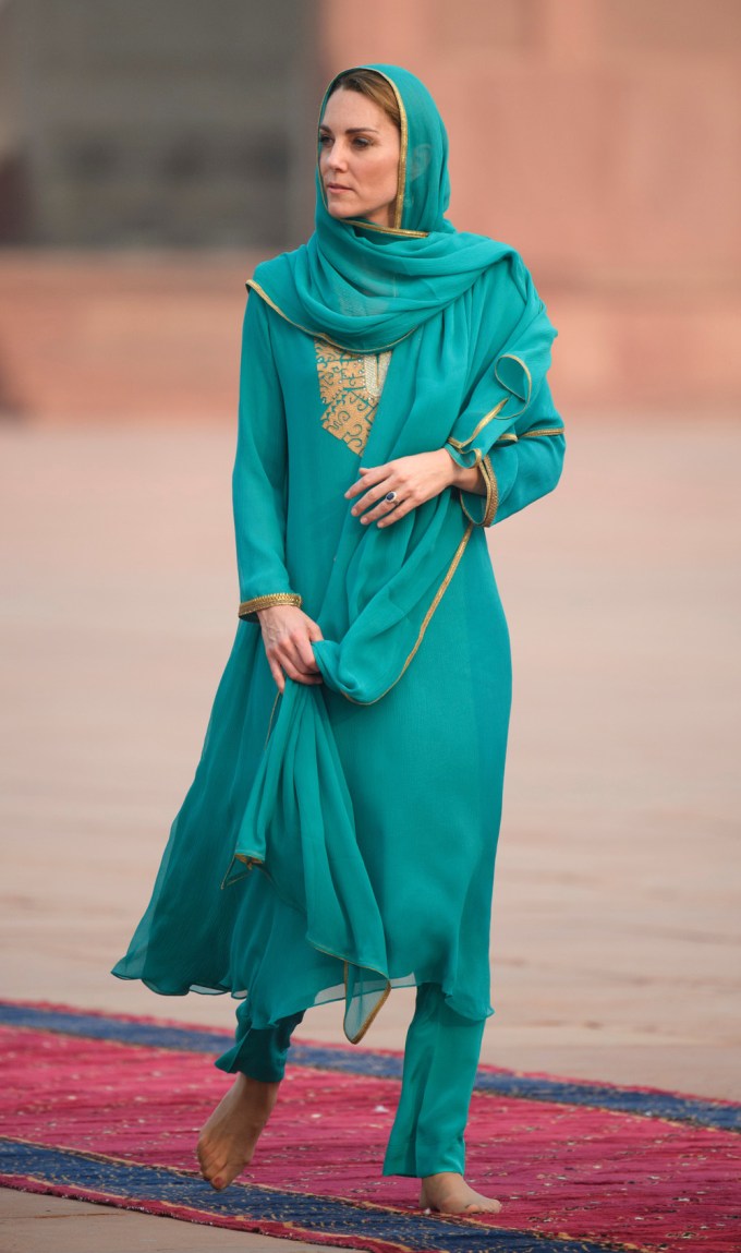 Kate Middeton Wears A Hijab In Pakistan