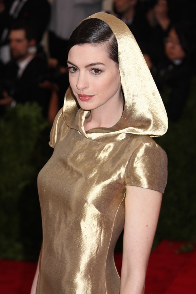 Anne Hathaway Glows In Gold