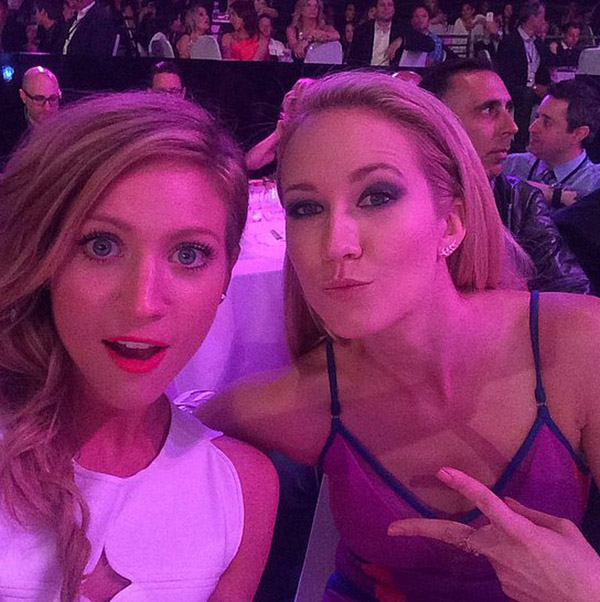 brittany-snow-anna-camp-selfie-pitch-perfect-2-gallery5