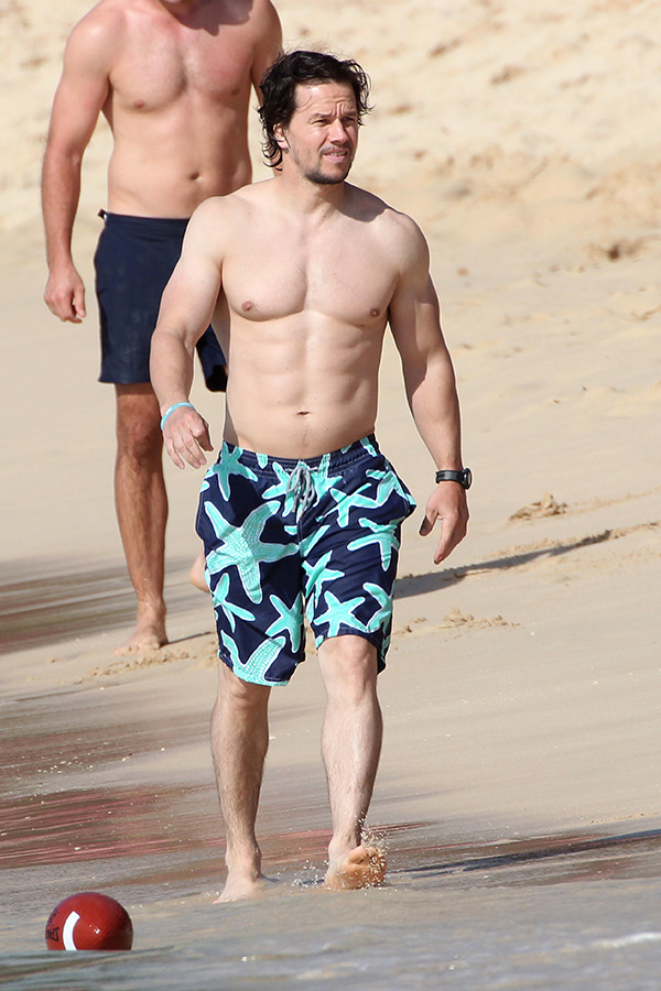 mark-wahlberg-dad-sexy-abs-inf