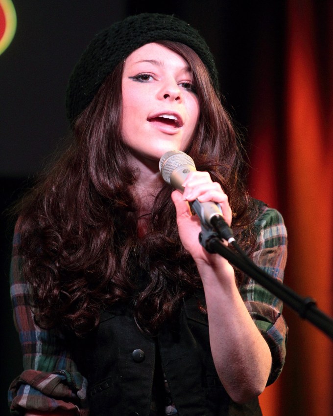 Cady Groves Sings For A Crowd