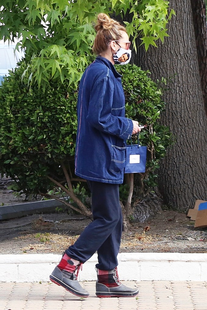 Julia Roberts Wears A ‘Barack Obama’ Face Mask